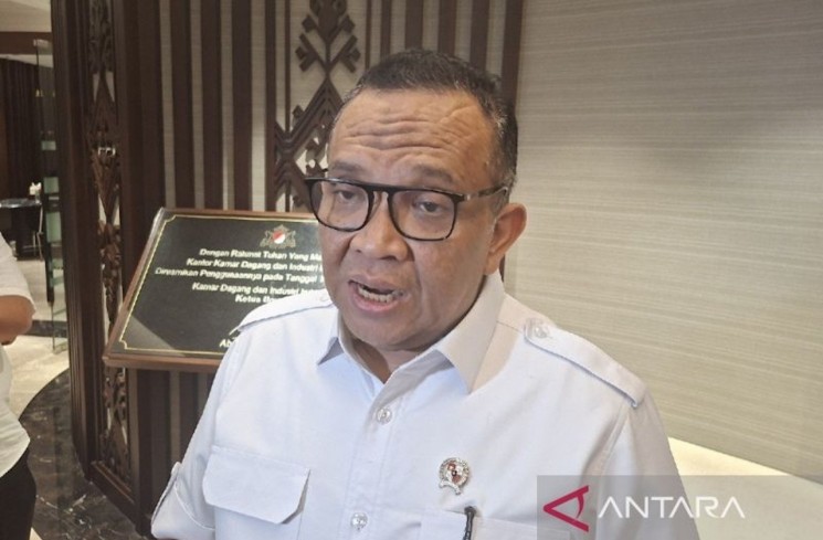 Wakil Menteri Ketenagakerjaan (Wamenaker) Afriansyah Noor menjawab pertanyaan wartawan di Jakarta. (ANTARA/Aji Cakti)
