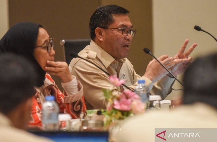 Wakil Kepala Badan Gizi Nasional Sony Sanjaya (kanan) memberikan keterangan saat meninjau proses verifikasi calon mitra program Makan Bergizi Gratis (MBG) di kawasan Kota Wisata Cibubur, Kabupaten Bogor, Jawa Barat, Kamis (25/9/2025). Wakil Kepala Badan Gizi Nasional (BGN) Sony Sanjaya mengatakan jumlah keseluruhan Satuan Pelayanan Pemenuhan Gizi (SPPG) yang sudah lulus verifikasi sebanyak 9.230, dimana sebanyak 8.018 sudah beroperasi sebagai mitra dalam program MBG. ANTARA FOTO/Indrianto Eko Suwarso/agr
