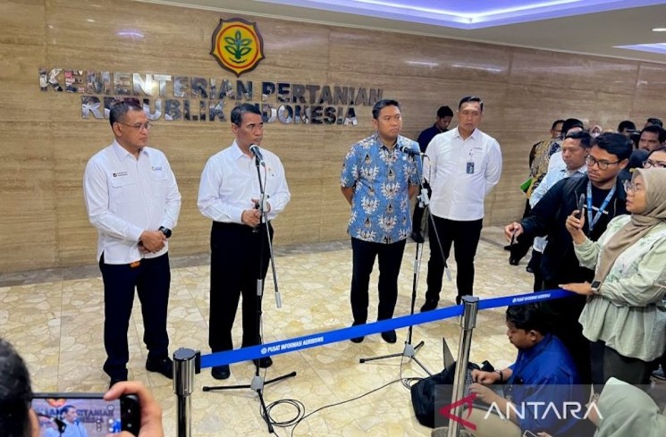 Menteri Pertanian Andi Amran Sulaiman (kedua kiri), didampingi Wakil Menteri Pertanian Sudaryono (kedua kanan), Direktur Utama Perum Bulog Ahmad Rizal Ramdhani (kanan), Direktur Utama PT Pupuk Indonesia (Persero) Rahmad Pribadi (kiri) dalam jumpa pers di Jakarta, Jumat (7/11/2025). ANTARA/Harianto

