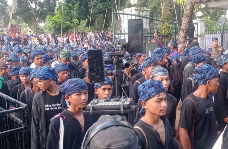 Masyarakat Badui tengah merayakan upacara Seba dengan mendatangi Bupati Lebak untuk mengungkapkan rasa syukur atas melimpahnya komoditas pertanian bercocok tanam di ladang. ANTARA/Mansyur
