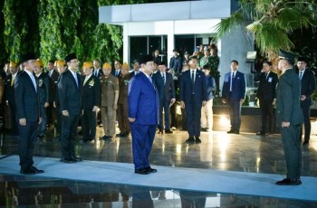 Gibran Dampingi Prabowo pada Upacara Hari Pahlawan di TMP Kalibata