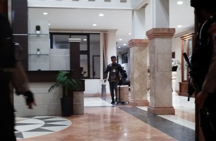 Petugas KPK membawa koper berisi dokumen hasil penggeledahan dari Kantor Bupati Ponorogo, Selasa (11/11/2025). (ANTARA/HO - prastyo)
