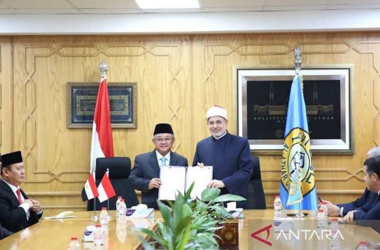 Mendikdasmen Abdul Mu'ti (kiri) bersama Rektor Universitas Al-Azhar Salamah Dawud (kanan) dalam penandatanganan kerja sama untuk pendidikan Bahasa dan Sastra Indonesia yang lebih mendunia di Universitas Al-Azhar, Kairo, Mesir, pada Kamis (6/11/2025). ANTARA/HO-KBRI Kairo.
