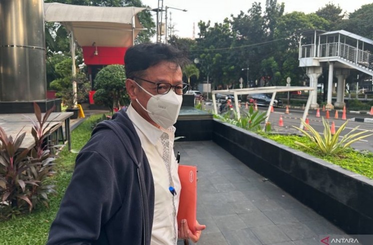 Mantan Sekjen Kemenaker Hery Sudarmanto setelah gagal membaur dengan rombongan pegawai Komisi Pemberantasan Korupsi guna menghindari para jurnalis yang menunggunya di Gedung Merah Putih KPK, Jakarta, Rabu (11/6/2025). ANTARA/Rio Feisal
