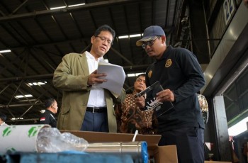 Menkeu Purbaya Tinjau Pemeriksaan Barang Impor di Bea Cukai Tanjung Perak