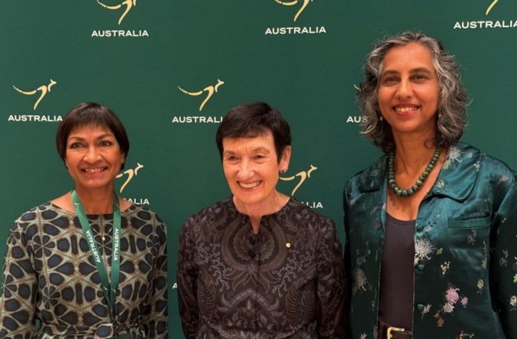 Wakil Duta Besar Australia untuk Indonesia Gita Kamath (kanan), Australian Business Champion Professor Jennifer Westacott (tengah), dan Interin Chief Executive National Farmers Federation Su McCluskey (kiri) di acara “Australia-Southeast Asia Business Exchange” di Jakarta, Senin (10/11/2025). (ANTARA/Cindy Frishanti)
