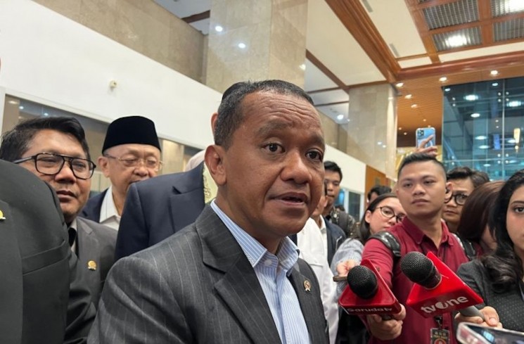 Menteri Energi dan Sumber Daya Mineral (ESDM) Bahlil Lahadalia memberi keterangan ketika ditemui setelah rapat kerja bersama Komisi XII DPR RI di Kompleks Parlemen RI, Jakarta, Selasa (11/11/2025). (ANTARA/Putu Indah Savitri)
