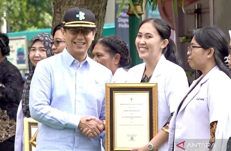 Menteri Kesehatan Budi Gunadi Sadikin memberikan penghargaan kepada tenaga kesehatan dalam peringatan Hari Kesehatan Nasional ke-61 di Jakarta, Rabu (12/11/2025). ANTARA/Cahya Sari

