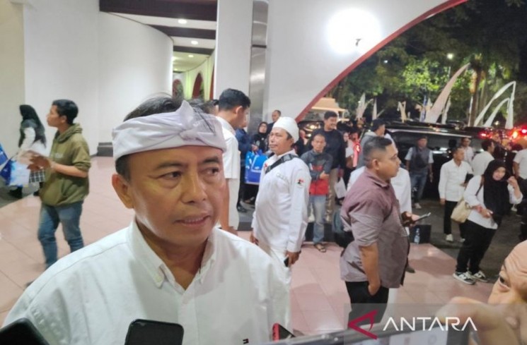 Sekretaris Daerah (Sekda) Jawa Barat Herman Suryatman memberikan keterangan di Bandung. (ANTARA/Ricky Prayoga)
