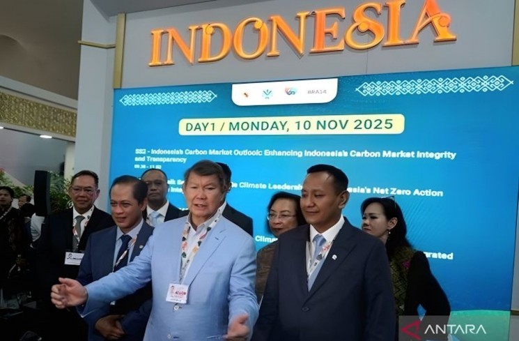 Wamenhut Rohmat Marzuki (depan, kanan), Utusan Khusus Presiden Bidang Energi dan Perubahan Iklim Hashim Djojohadikusumo (depan, kedua dari kanan) dalam peresmian Paviliun Indonesia dalam rangkaian kegiatan COP30 di Brasil, Senin (10/11/2025). (ANTARA/HO-Kemenhut)
