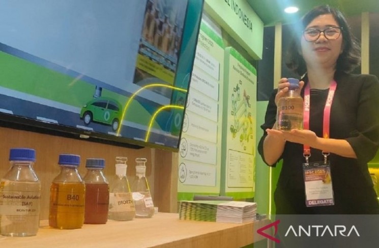 Seorang staf menunjukkan sampel biodiesel di stan pameran pada ajang 21st Indonesian Palm Oil Conference (IPOC) 2025 di Nusa Dua, Bali, Jumat (14/11/2025). Antara/Subagyo
