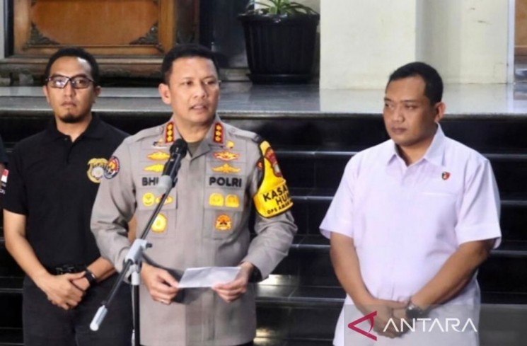 Kabid Humas Polda Metro Jaya Kombes Pol Budi Hermanto (tengah) bersama dengan Dirreskrimum Polda Metro Jaya Kombes Pol Iman Imanuddin (kanan) menyampaikan keterangan di Mapolda Metro Jaya, Kamis (13/11/2025). ANTARA/Ilham Kausar.
