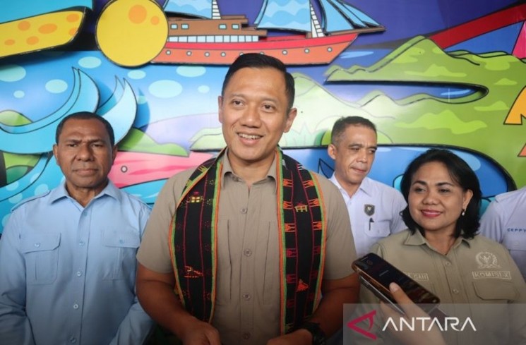 Menteri Koordinator Bidang Infrastruktur dan Pembangunan Kewilayahan Agus Harimurti Yudhoyono (AHY) saat memberikan keterangan kepada awak media di Labuan Bajo, Kabupaten Manggarai, Barat Nusa Tenggara Timur, Jumat (14/11/2025). ANTARA/Gecio Viana
