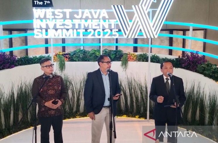 Plh Kepala Perwakilan Bank Indonesia (BI) Jawa Barat Achris Sarwani (kanan), Kepala DPMPTSP Jabar Dedi Taufik (tengah), dan Direktur Pengembangan Promosi BKPM Rakhmat Yulianto (kiri) memberikan keterangan saat ajang WJIS 2025 di Bandung, Jumat (14/11/2025). ANTARA/Ricky Prayoga
