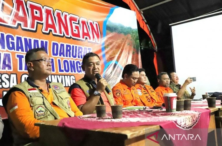 Deputi Bidang Penanganan Darurat BNPB, Budi Irawan (dua dari kiri) memimpin rapat koordinasi penanganan darurat tanah longsor bersama jajaran pemerintah daerah di Desa Cibeunying, Majenang, Cilacap, Jawa Tengah, Jumat (14/11/2025). ANTARA/HO-BNPB
