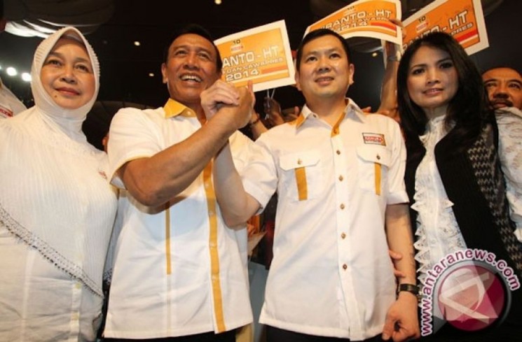 Arsip - Capres Partai Hanura Wiranto (kedua kiri) didampingi Istri Rugaiya Usman Wiranto (kiri) dan Cawapres Partai Hanura Hary Tanoesoedibjo (kedua kanan) didampingi Istri Liliana Tanaja Tanoesoedibjo (kanan) mendeklarasikan Capres Cawapres dari Partai Hanura di Jakarta, Selasa (2/7). Partai Hanura mendukung pasangan ini untuk mengikuti pemilihan Presiden dan Wakil Presiden dalam Pemilu 2014. (ANTARA FOTO/M Agung Rajasa)
