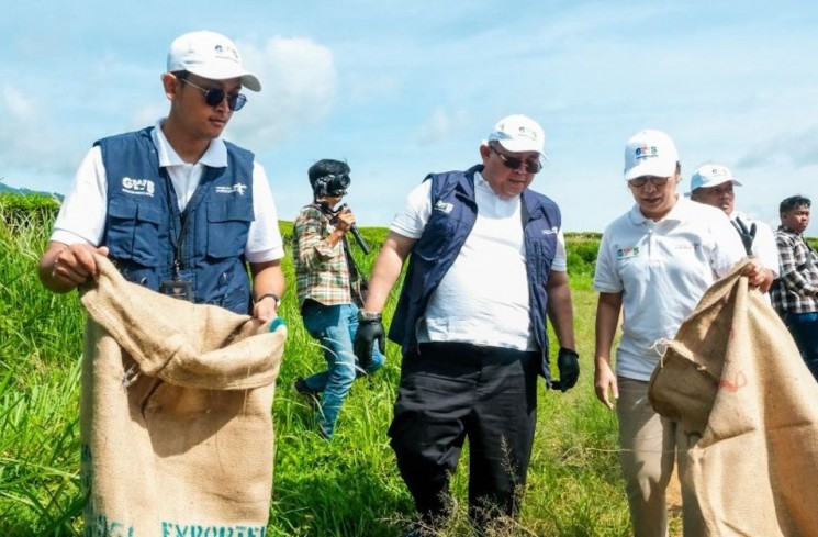 Sekretaris Kementerian Pariwisata, Bayu Aji (tengah) hadir pada acara Gerakan Wisata Bersih di Kota Pagar Alam, Sumatra Selatan, Sabtu (15/11/2025). ANTARA/HO-Kementerian Pariwisata
