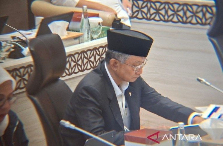 Menteri Pekerjaan Umum (PU) Dody Hanggodo menghadiri Rapat Kerja bersama Komisi V DPR RI di Jakarta, Senin (17/11/2025). (ANTARA/Aji Cakti)
