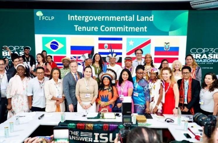 Direktur Penyelesaian Konflik Tenurial dan Hutan Adat Kemenhut Julmansyah (baris depan, kedua kanan) dalam sesi Intergovernmental Land Tenure Commitment Advancing Indigenous Peoples, & Local Communities’ Land Tenure