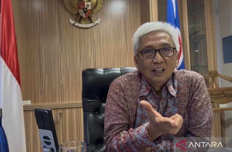 Duta Besar RI untuk Malaysia Dato' Indera Hermono memberikan keterangan di KBRI Kuala Lumpur, Malaysia, Selasa (18/11/2025). ANTARA/Rangga Pandu Asmara Jingga
