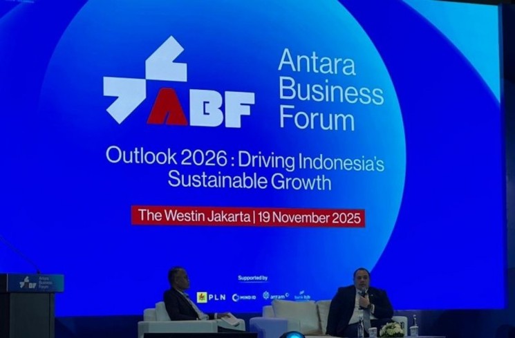 Direktur Pemberitaan LKBN Antara Irfan Junaidi (kiri) dan CEO Badan Pengelola Investasi Daya Anagata Nusantara (Danantara) Pandu Patria Sjahrir (kanan) dalam sesi diskusi acara Antara Business Forum (ABF) 2025, Jakarta, Rabu (19/11/2025) (ANTARA/Bayu Saputra)
