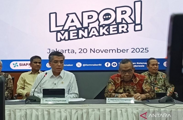 Menteri Ketenagakerjaan (Menaker) Yassierli (kiri) bersama Wakil Menteri Ketenagakerjaan (Wamenaker) Afriansyah Noor (kanan) dalam acara Lapor Menaker, di Jakarta, Kamis (20/11/2025). ANTARA/Muzdaffar Fauzan
