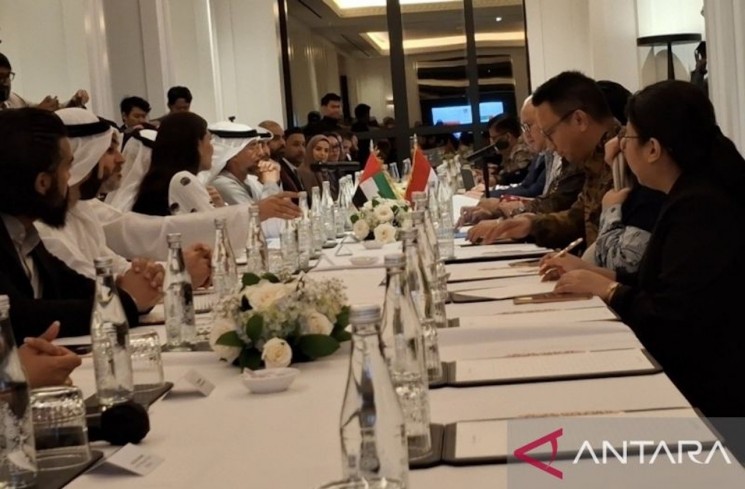 Delegasi Uni Emirat Arab yang dipimpin oleh Menteri Energi dan Infrastruktur Uni Emirat Arab (UEA) Suhail Mohamed Al Mazrouei (tengah kiri) melakukan pertemuan dan pembicaraan dengan Menteri Investasi/BKPM sekaligus CEO Danantara Rosan Perkasa Roeslani (tengah kanan) dan perwakilan pemerintah RI yang lain di Jakarta, Rabu (19/11/2025). (ANTARA/Katriana)
