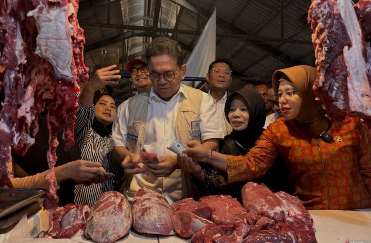 Menteri Perdagangan Budi Santoso saat meninjau bahan pokok di Pasar Cihapit, Kota Bandung, Jawa Barat, Kamis (20/11/2025). (ANTARA/Rubby Jovan)
