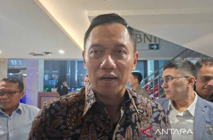 Menteri Koordinator Bidang Infrastruktur dan Pembangunan Kewilayahan (Menko IPK) Agus Harimurti Yudhoyono (AHY) menjawab pertanyaan dari awak media di Jakarta. (ANTARA/Aji Cakti)
