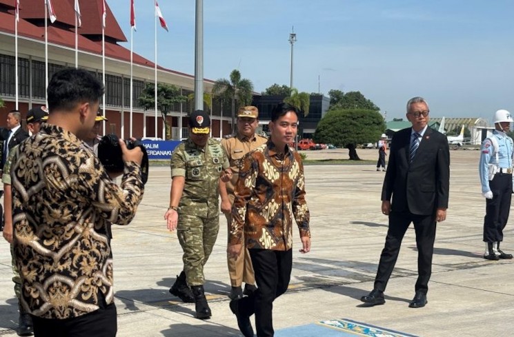Indonesian Vice President Gibran Rakabuming Raka is about to depart for Johannesburg, South Africa, to attend the G20 Summit from Halim Perdanakusuma Air Force Base, Jakarta, Friday (21/11/2025). ANTARA/Mentari Dwi Gayati

