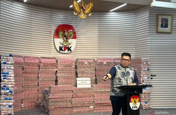Direktur Utama PT Taspen (Persero) Rony Hanityo Aprianto memberikan keterangan di Gedung Merah Putih KPK, Jakarta, Kamis (20/11/2025). (ANTARA/Rio Feisal)
