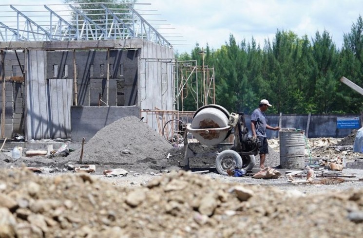 Pekerja konstruksi di Pantai Baru dan Pantai Kuwaru, Desa Poncosari, Srandakan, Bantul, Daerah Istimewa Yogyakarta (DIY), Jumat (21/11/2025). ANTARA/HO-Tim Media Presiden Prabowo

