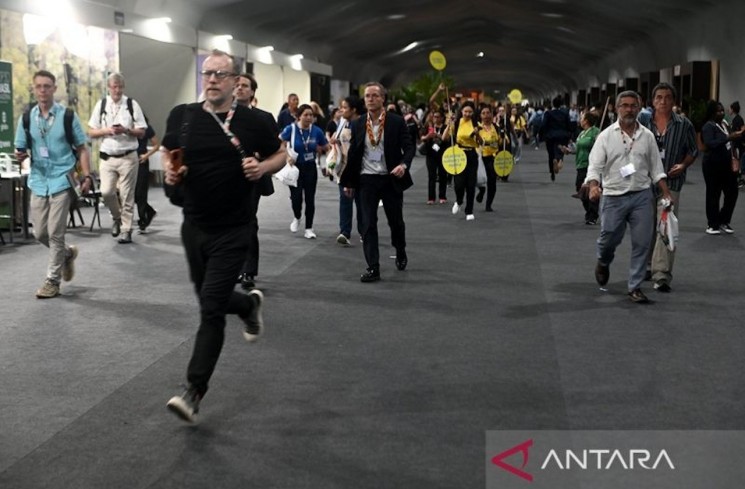 Ilustrasi: Peserta melakukan evakuasi mandiri dari lokasi kebakaran di  tempat Konferensi Perubahan Iklim Perserikatan Bangsa-Bangsa ke-30 (COP30) di Belem, negara bagian Para, Brasil, Kamis (20/11/2025). ANTARA/Xinhua/Lucio Tavora/aa.
