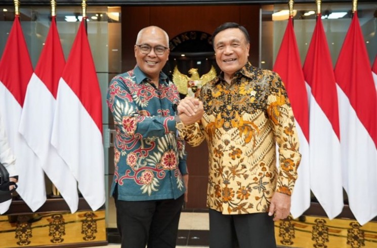Ketua PWI Pusat Akhmad Munir (kiri) berfoto bersama Menko Polkam Jenderal TNI (Purn) Djamari Chaniago (kanan) dalam audiensi yang digelar di Kantor Kemenko Polkam, Jakarta Pusat, Jumat (21/11/2025). (ANTARA/HO-PWI)
