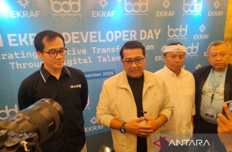 Menteri Ekraf Teuku Riefky Harsya, Sekda Jabar Herman Suryatman, dan CEO Dicoding Narenda Wicaksono memberikan keterangan di sela Badan Ekraf Developer Day (BDD) 2025 di Bandung, Sabtu (22/11/2025). (ANTARA/Ricky Prayoga)
