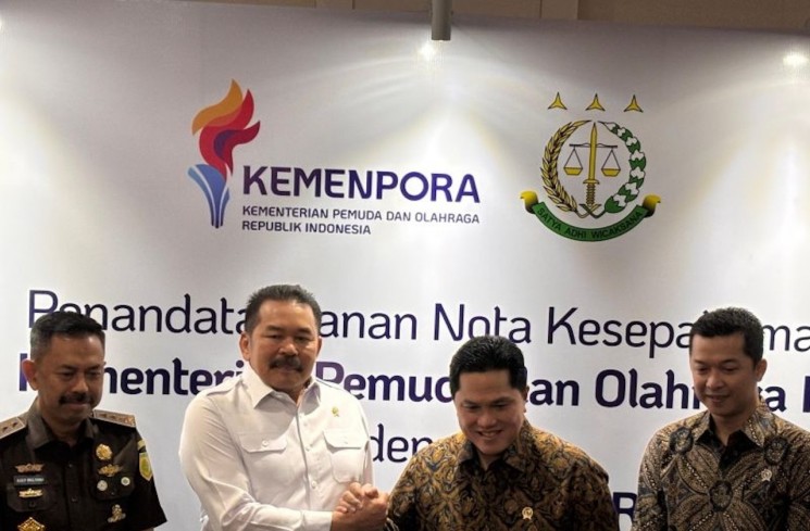 Menteri Pemuda dan Olahraga Erick Thohir (dua dari kanan) bersama dengan Wakil Menteri Pemuda dan Olahraga Taufik Hidayat (kanan) saat menandatangani kerjasama dengan Ketua Kejaksaan Agung Burhanuddin (kedua dari kiri) dan Wakil Ketua Kejaksaan Agung Asep N. Mulyana (kiri) di Gedung Kemenpora, Senayan, Jakarta, Senin (24/11/2025). ANTARA/Fajar Satriyo
