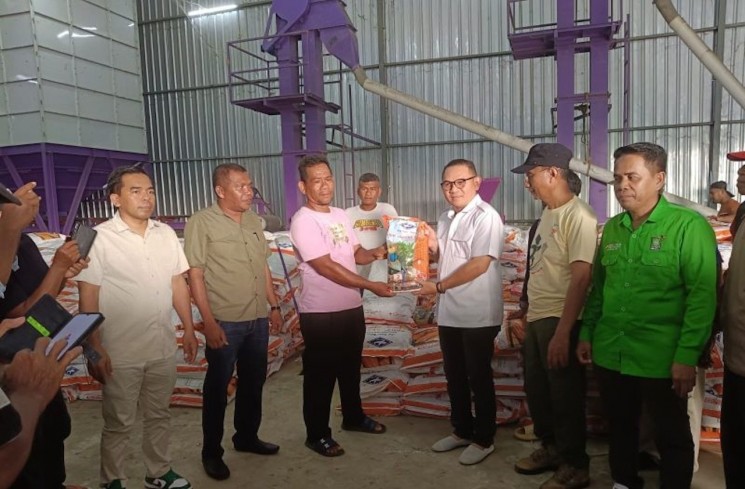 Anggota DPR RI Dapil Sultra Jaelani (kanan) saat memberikan bantuan bibit jagung kepada petani di Sulawesi Tenggara. (ANTARA/HO-DPR RI)
