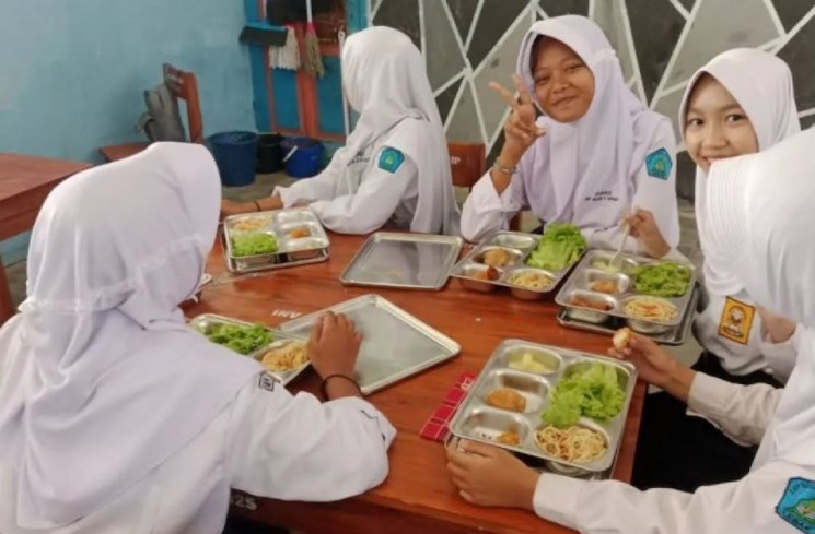 Siswa Sekolah Menengah Atas (SMA) di Kabupaten Lebak, Banten mendapatkan program Makan Bergizi Gratis (MBG) dari pemerintah. ANTARA/HO-Disdik Lebak
