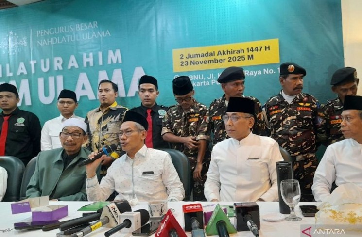 Katib Aam Pengurus Besar Nahdlatul Ulama (PBNU) Ahmad Said Asrori (depan, dua dari kiri) dalam silaturahim ulama di Kantor Pusat PBNU, Jakarta Pusat, Minggu (23/11/2025) malam. ANTARA/Lintang Budiyanti Prameswari
