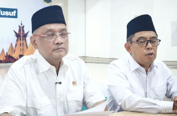Menteri Haji dan Umroh Mochamad Irfan Yusuf (kiri) didampingi Deputi Bidang Koordinasi Pelayanan Haji Dalam Negeri Badan Penyelenggara Haji Republik Puji Rahardjo saat memberikan keterangan. diBandarlampung, Senin (24/11/2025). ANTARA/Dian Hadiyatna
