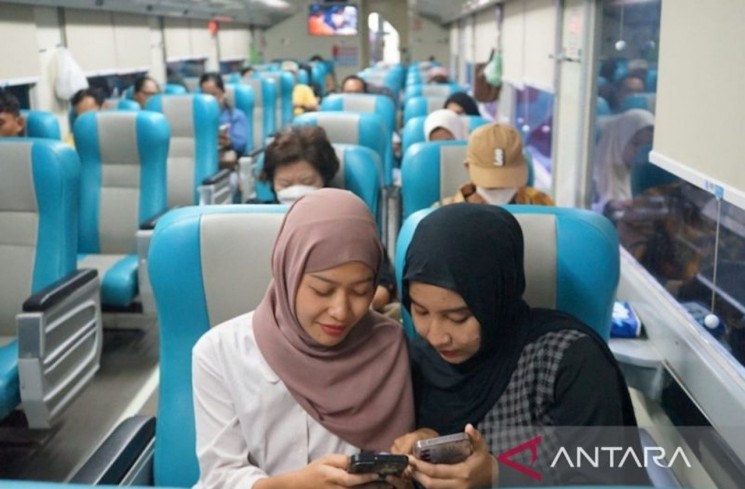 Penumpang di kereta api Sri Bilah.PT Kereta Api Indonesia (KAI) menerapkan aturan baru bagi pelanggan yang membawa power bank selama perjalanan kereta api. ANTARA/Juraidi
