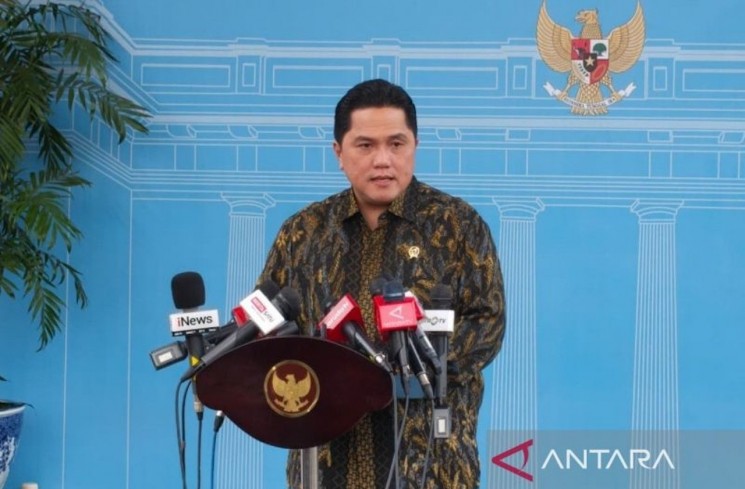 Menteri Pemuda dan Olahraga yang juga menjabat sebagai Ketua Umum PSSI Erick Thohir memberikan keterangan pers di Kompleks Istana Kepresidenan, Jakarta, Selasa (25/11/2025). (ANTARA/Andi Firdaus)
