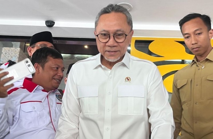 Menteri Koordinator (Menko) Bidang Pangan Zulkifli Hasan dalam agenda Pelantikan dan Pengukuhan Pengurus Dewan Pengurus Pusat (DPP) Asosiasi Pemerintah Desa Seluruh Indonesia (APDESI) Merah Putih Periode 2025-2030 di Jakarta, Selasa (25/11/2025). ANTARA/ (Muhammad Baqir Idrus Alatas)
