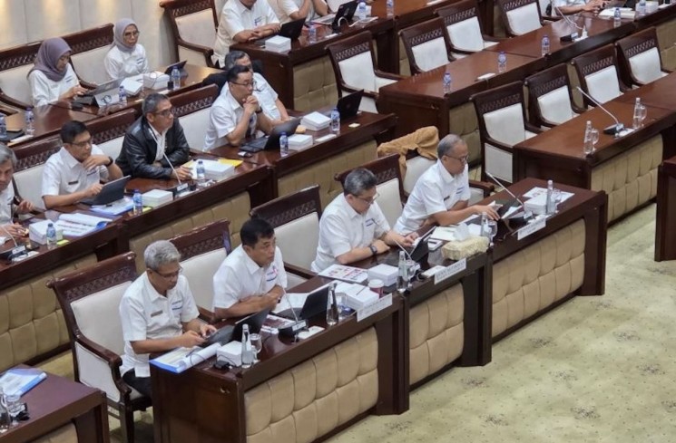 Direktur Jenderal Bea dan Cukai Kemenkeu Djaka Budi Utama dan Direktur Jenderal Anggaran Kemenkeu Luky Alfirman menghadiri rapat dengar pendapat bersama Komisi XI DPR RI di Jakarta, Senin (24/11/2025) (ANTARA/Bayu Saputra)
Direktur Jenderal Bea dan Cukai Kemenkeu Djaka Budi Utama dan Direktur Jenderal Anggaran Kemenkeu Luky Alfirman menghadiri rapat dengar pendapat bersama Komisi XI DPR RI di Jakarta, Senin (24/11/2025) (ANTARA/Bayu Saputra)
