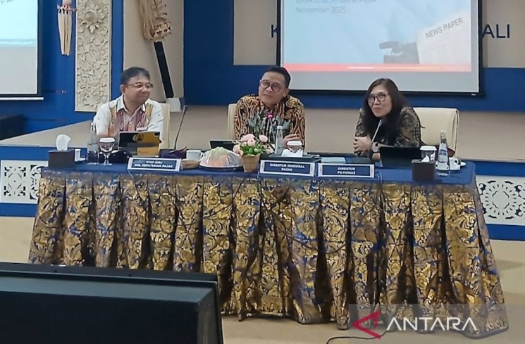 Direktur Jenderal Pajak Kementerian Keuangan (Kemenkeu) Bimo Wijayanto (tengah) menyampaikan pemaparan dalam Media Gathering Direktorat Jenderal Pajak (DJP) 2025 di Denpasar, Bali, Selasa (25/11/2025). DJP Kemenkeu berencana untuk melakukan tabayyun dengan Majelis Ulama Indonesia untuk menyamakan persepsi terkait kesesuaian regulasi perpajakan dengan prinsip keadilan. ANTARA/Uyu Septiyati Liman.
