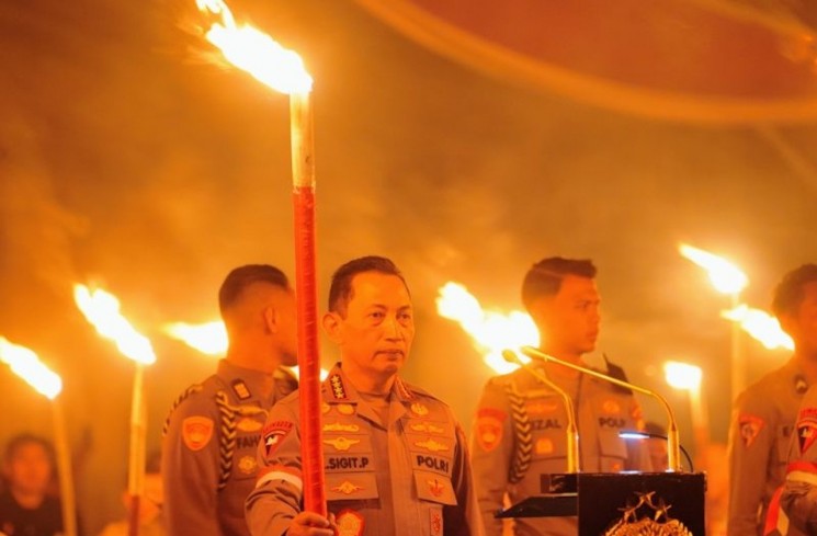 Kapolri Jenderal Pol. Listyo Sigit Prabowo memegang obor dalam kegiatan Renungan Nilai-Nilai Ksatria Bhayangkara dalam Apel Kasatwil Polri 2025 di Cikeas, Bogor, Selasa (25/11/2025). (ANTARA/HO-Divisi Humas Polri)
