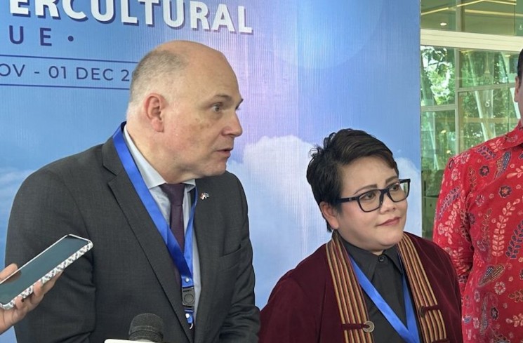 Direktur Diplomasi Publik Kementerian Luar Negeri, Ani Nigeriawati (tengah) bersama Deputy Head of Mission European Union Delegation to Indonesia, Stephane Mechati (kiri) saat memberikan keterangan pers di Jakarta, Kamis (27/11/2025). (ANTARA/Kuntum Riswan.)
