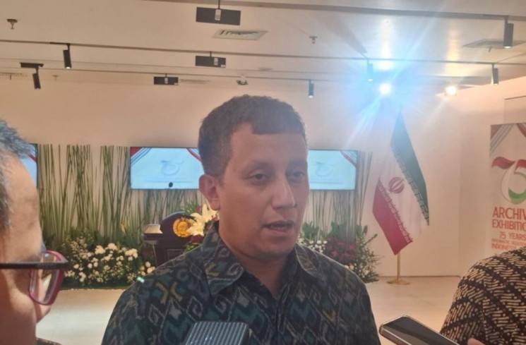 Juru bicara Kementerian Luar Negeri (Kemlu) RI Vahd Nabyl A. Mulachela berbicara kepada wartawan di sela-sela pembukaan pameran arsip tentang 75 tahun hubungan diplomatik Indonesia–Iran di Jakarta (26/11/2025). (ANTARA/Cindy Frishanti)
