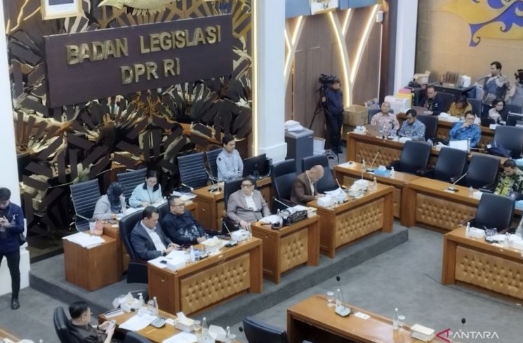 Ketua Badan Legislasi (Baleg) DPR RI Bob Hasan memimpin rapat evaluasi prolegnas di kompleks parlemen, Jakarta, Kamis (27/11/2025). (ANTARA/Bagus Ahmad Rizaldi)

