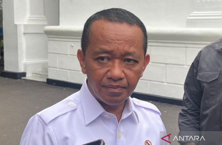 Menteri Energi dan Sumber Daya Mineral (ESDM) Bahlil Lahadalia usai menghadiri rapat terbatas yang dipimpin oleh Presiden Prabowo Subianto di Istana Kepresidenan, Jakarta, Kamis (27/11/2025). (ANTARA/Fathur Rochman)
